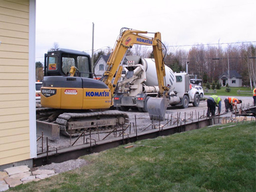 Travaux de terrassement devant une maison