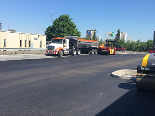 Pavage de rue, camion et tracteur